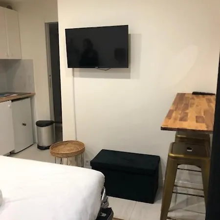 Tour Eiffel Apartment 3 Апарт-отель *